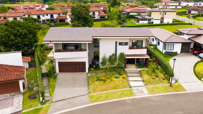 Residencia Familiar Contemporánea de Lujo en Hacienda Los Reyes en Guácima, Alajuela — $799,000