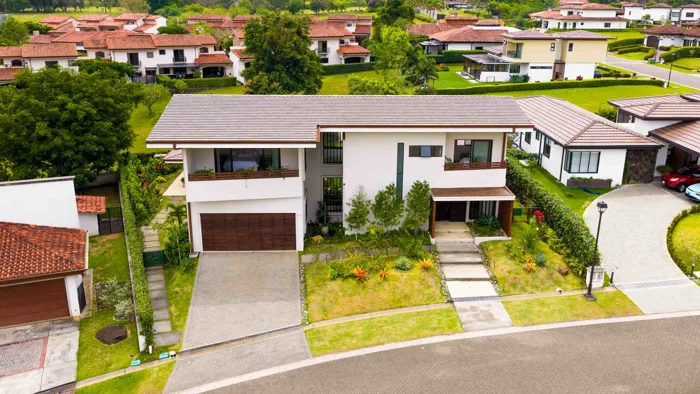 Residencia Familiar Contemporánea de Lujo en Hacienda Los Reyes in Guácima, Alajuela — $799,000