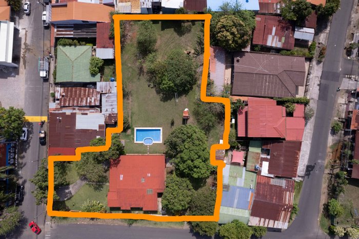 Propiedad Esquinera con Casa  en el Centro de Atenas in Atenas, Alajuela — $650,000