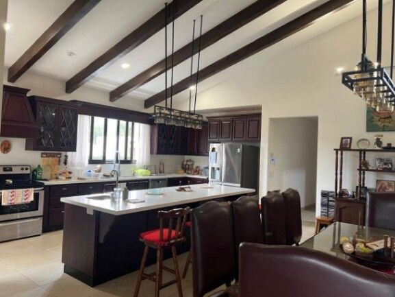 Se vende moderna casa con piscina en condominio de Uruca San José 25-337 in Uruca, Santa Ana, San José — $750,000