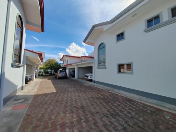 Venta de Casa en Pozos de Santa Ana. RAH 26-2084 en Pozos, Santa Ana, San José — $250,000