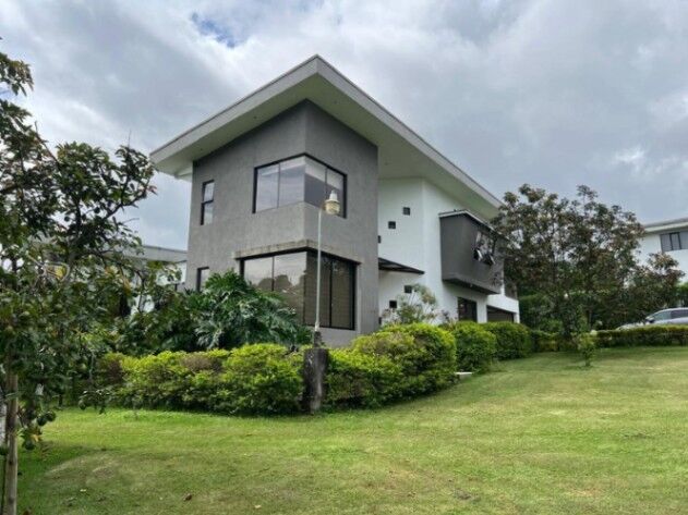 Hermosa casa de lujo de dos pisos con extensa área verde de patio y parqueo en San Pedro, Barva, Heredia — $890,000