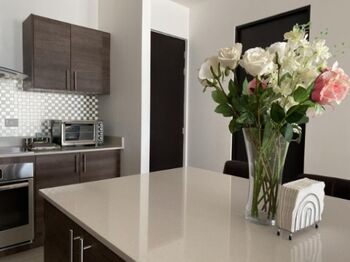Fino y acogedor apartamento para que viva en unas de las mejores zonas de CR en Santa Ana, San José — $177,000 - Foto 5 de 27