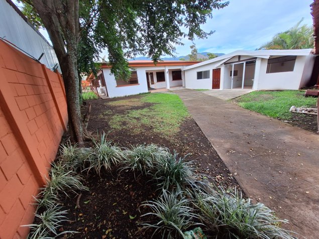 ALQUILER DE AMPLIA CASA DE 1 PLANTA EN SANTA ANA en Santa Ana, San José — $3,000 - Foto 3 de 27