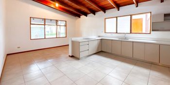 Venta/Alquiler amplia casa de un nivel en San Rafael, Escazú (CT) en San Rafael, Escazú, San José — $4,500 - Foto 4 de 15