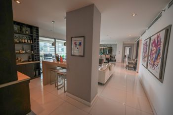 Apartamento de 4 Habitaciones en Central Park in San Rafael, Escazú, San José — $1,200,000 - Photo 2 of 32