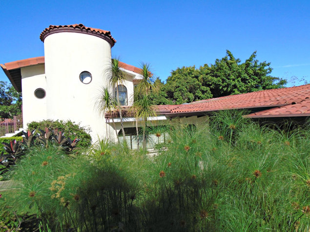 Casa Colonial Española de Una Planta con Apartamento en San Rafael, Escazú, San José — $549,000