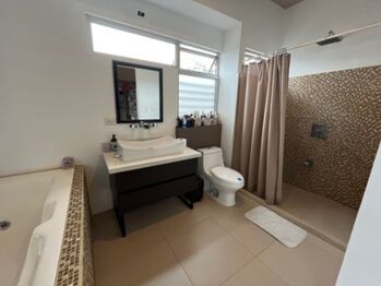 MLS-26-1052 LS VENTA HERMOSA CASA MONTES DE OCA SAN JOSE en San Rafael, Montes De Oca, San José — $280,000 - Foto 5 de 10
