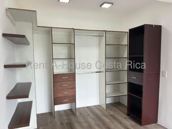 Loft remodelado con terraza y 3 parqueos pet friendly en Escazú 26-763 GS in San Rafael, Escazú, San José — $229,000 - Photo 5 of 9