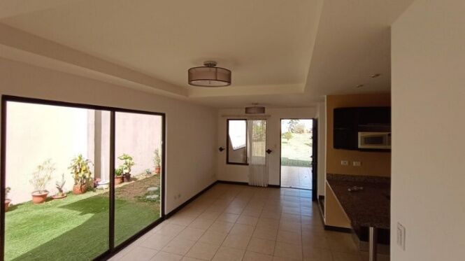 Se vende espaciosa casa con patio en San Pablo Heredia 25-1276 en San Pablo, Heredia — $230,000 - Foto 3 de 16