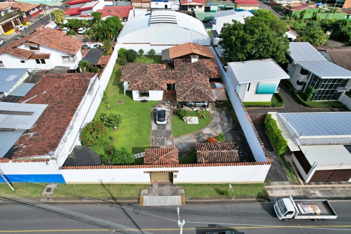 Venta casa c/amplias áreas verdes y uso mixto, Santo Domingo. (FE) en Santo Domingo, Heredia — $635,000