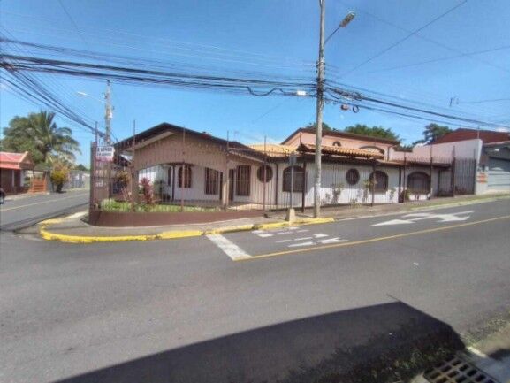 Se vende espaciosa casa con jardín en San Francisco Heredia 24-1442 en San Francisco, Heredia — $400,000