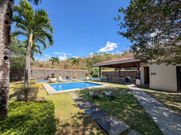 Venta de amplio apartamento en Santa Ana- Brasil de Mora en Brasil, Santa Ana, San José — $194,000
