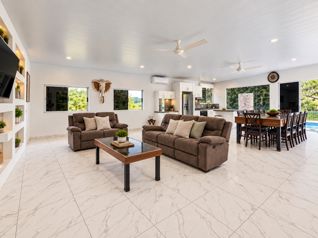 Finca con cuatro casas y piscinas privadas en Guanacaste para vivir y generar ingresos en Veintisiete De Abril, Santa Cruz, Guanacaste — $1,950,000 - Foto 4 de 50