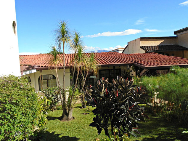 Casa Colonial Española de Una Planta con Apartamento en San Rafael, Escazú, San José — $549,000 - Foto 2 de 41
