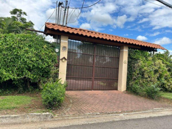Casa amplia en venta en residencial privado de La Garita Alajuela con piscina y ascensor #25-91 GS in Garita, Alajuela — $380,000