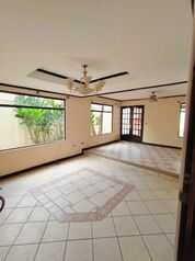 SE VENDE BELLÍSIMA CASA EN POZOS DE SANTA ANA.  in Pozos, Santa Ana, San José — $450,000 - Photo 5 of 17