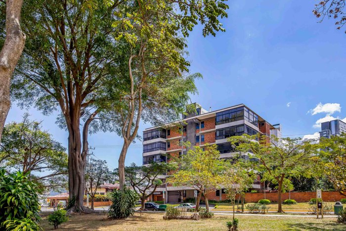Apartamento de Lujo Remodelado en Rohrmoser con Balcón en Pavas, San José — $670,000 - Foto 2 de 24