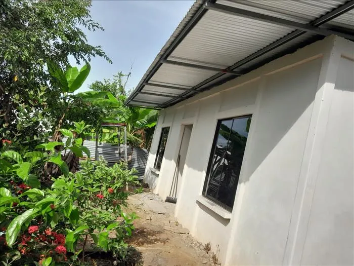 Se vende lote con casa in Limón — ₡ 40 000 000