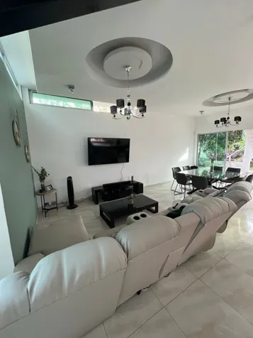 Con piscina casa moderna para Alquiler, en Hacienda Los Reyes. en Guácima, Alajuela — $3,600 - Foto 3 de 15
