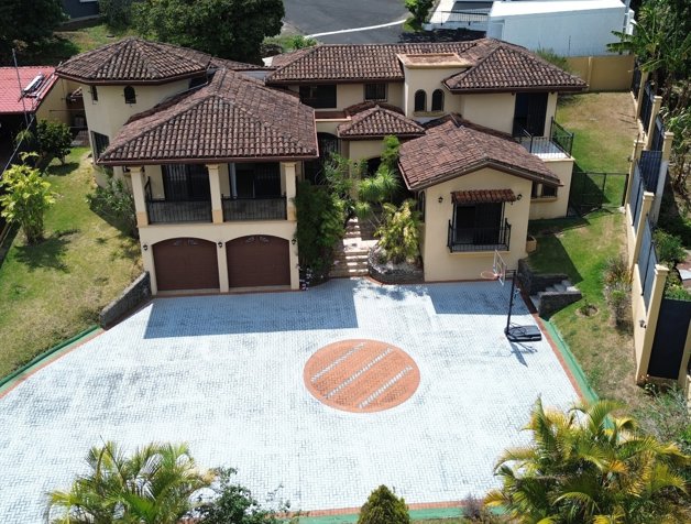 Hermosa Casa con Diseño de Lujo en Santa Bárbara de Heredia en Santa Bárbara, Heredia — $650,000