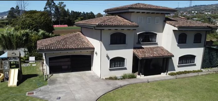 Casa de dos plantas y amplia zona verde en San Rafael, Oreamuno, Cartago — $600,000