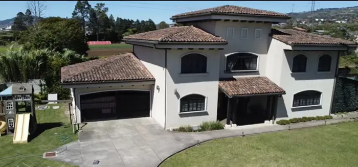 Casa de dos plantas y amplia zona verde in San Rafael, Oreamuno, Cartago — $600,000