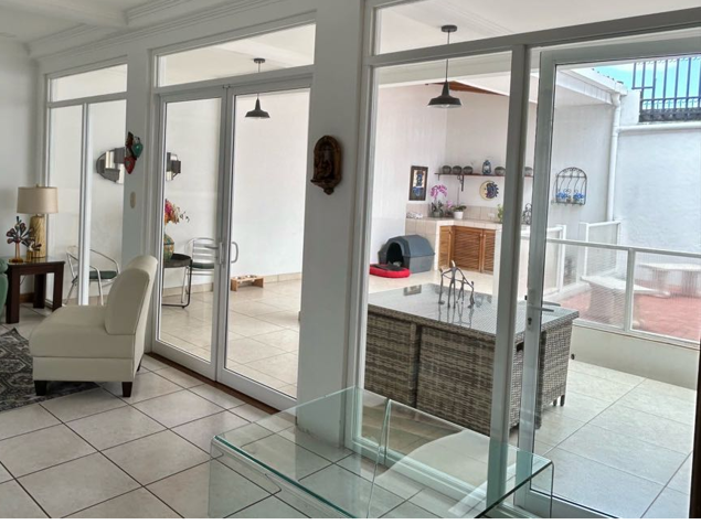Oportunidad! En Rohrmoser. Preciosa casa de 4 habitaciones en Pavas, San José — $3,400 - Foto 3 de 26