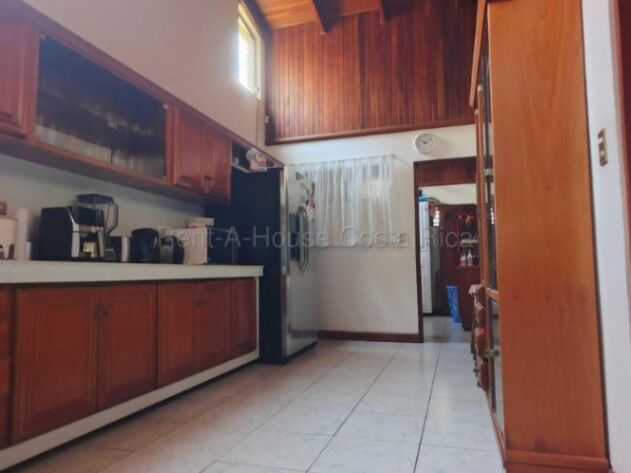 CASA EN VENTA EN SANTA ANA URUCA en Uruca, Santa Ana, San José — ₡ 140 000 000