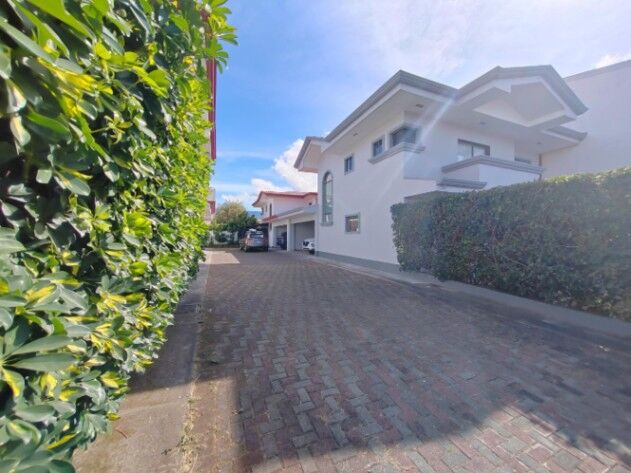 Casa en venta, Bosques de Santa Ana, Costa Rica in Pozos, Santa Ana, San José — $250,000