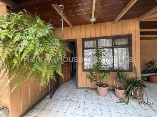 Venta de Confortable Casa en Santa Ana / Mls. 26-1477 OFC JB in Santa Ana, San José — $500,000
