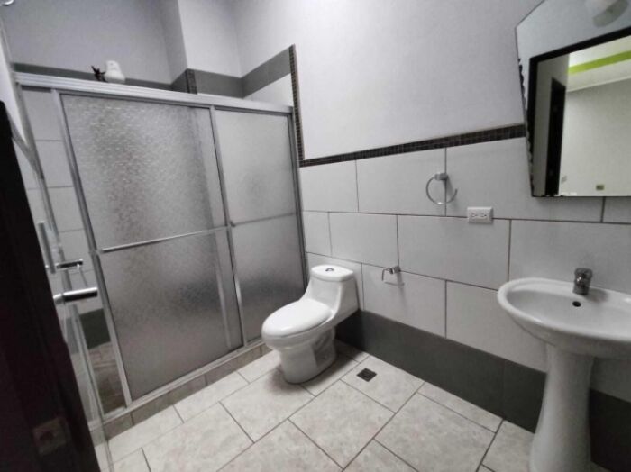 Propiedad de inversión con apartamentos alquilados en Ipis de Guadalupe #25-1091 GS en Ipís, Goicoechea, San José — $450,000