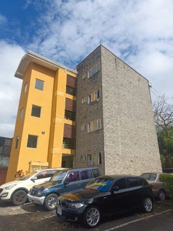 Apartamento en condominio Condis detrás del mall multicentro. en Desamparados, San José — ₡ 49 500 000