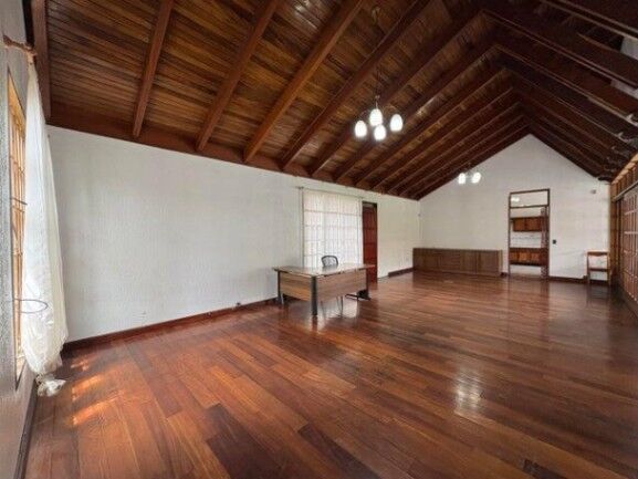 Casa esquinera con uso mixto y gran jardín en Alajuela #26-748 GS en Alajuela — $750,000
