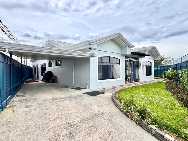 Espaciosa casa de 5 cuartos y espacios abiertos en Grecia en Grecia, Alajuela — $289,000