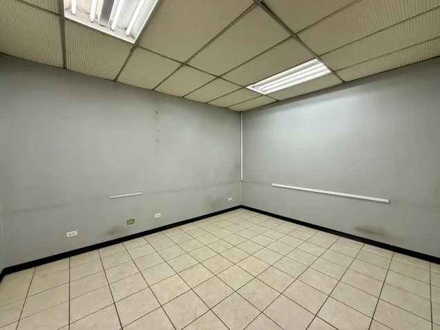 ALQUILER OFICINA CON 5 PARQUEOS EXCLUSIVOS Y ASCENSOR of.3 (MJ) en Carmen, San José — ₡ 590 000 - Foto 2 de 5