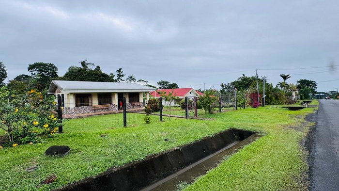 🌿🏡 ¡AMPLIO TERRENO CON CASA EN VENTA EN SIQUIRRES! in La Alegría, Siquirres, Limón — ₡ 110 000 000 - Photo 2 of 14