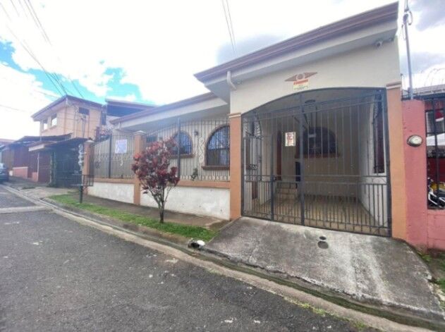 Encuentra tu Hogar en Desamparados: Casa de 3 Habitaciones en Ubicación Privilegiada en Desamparados, San José — $137,000
