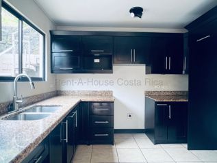 Venta de Elegante Casa con Vista en San Rafael de Heredia #27-223 GS en Ángeles, San Rafael, Heredia — $260,000 - Foto 2 de 11