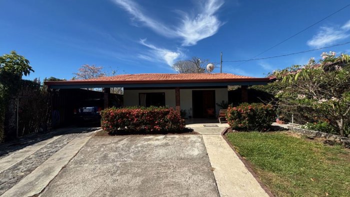 Acogedora casa ubicada convenientemente cerca de la ciudad y la 27 en Atenas, Alajuela — $290,000 - Foto 2 de 23