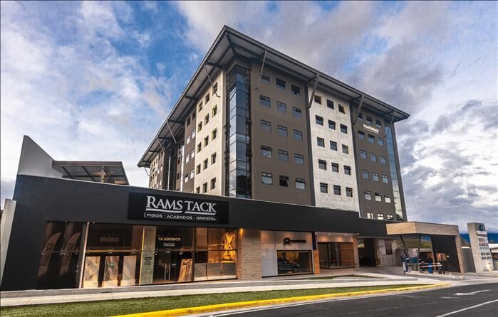 VENTA DE OFICINAS, SAN JOSE, CURRIDABAT, PINARES, OFICENTRO MOMENTUM in Curridabat, San José — $448,197