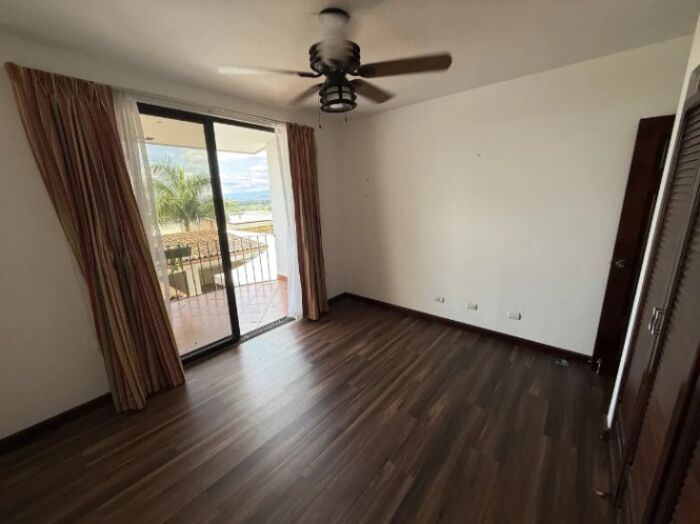 VENTA AMPLIA Y MODERNA CASA 2 PLANTAS ROHMOSER in Mata Redonda, San José — $335,000