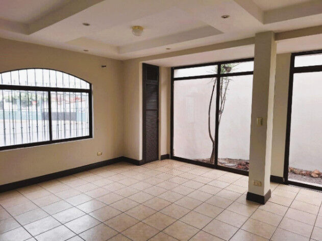 Oportunidad de Inversión: Casa Rentada en El Prado, Curridabat OFC /AD en Curridabat, San José — $235,000