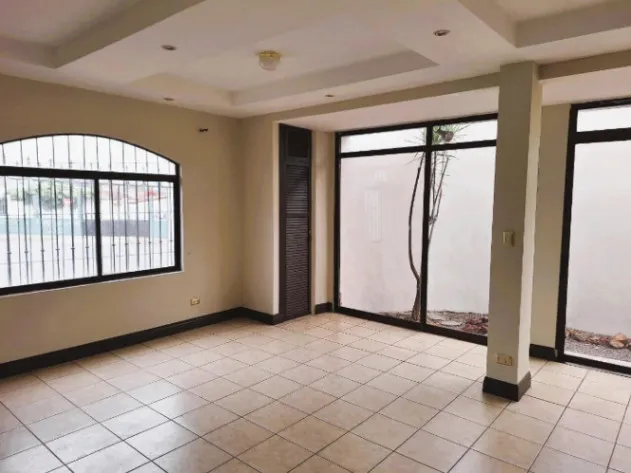 Oportunidad de Inversión: Casa Rentada en El Prado, Curridabat OFC /AD en Curridabat, San José — $235,000 - Foto 3 de 8
