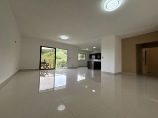 VENTA DE CASA, CIUDAD COLÓN – VISTAS ESPECTACULARES Y ENTORNO NATURAL in Colón, Mora, San José — $275,000 - Photo 2 of 17