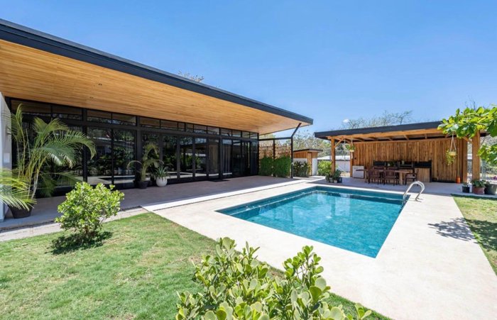 𝐌𝐨𝐝𝐞𝐫𝐧 𝐇𝐨𝐦𝐞 𝐟𝐨𝐫 𝐑𝐞𝐧𝐭 𝐰𝐢𝐭𝐡 𝐚 𝐏𝐫𝐢𝐯𝐚𝐭𝐞 𝐏𝐨𝐨𝐥 in Tamarindo, Santa Cruz, Guanacaste — $2,500