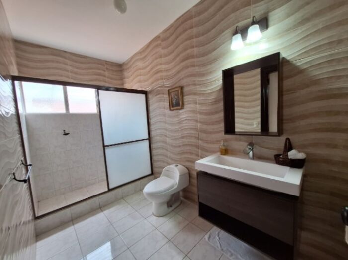 VENTA HERMOSA CASA CON PISCINA PROPIA RESIDENCIAL PRIVADO in Colón, Mora, San José — $750,000