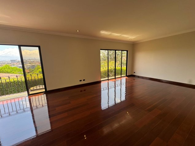 Residencia de Lujo con Vista a la Ciudad en Cerro Alto, Escazú en Escazú, San José — $835,000 - Foto 3 de 12