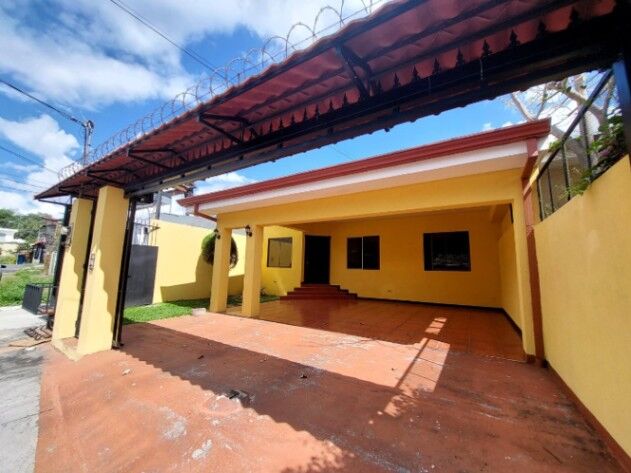 Venta de Esta Maravillosa Casa en Escazú / Mls. 25-1807 OFC JB in Escazú, San José — $260,000