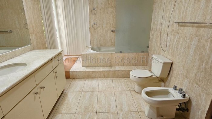 Venta de amplio apartamento con gran potencial de remodelación #27-315 GS en San Rafael, Escazú, San José — $290,000